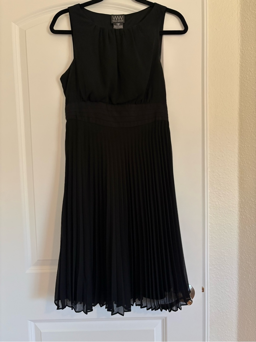 WW Black Sleeveless Pleated Midi Dress